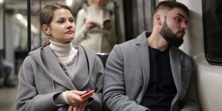 男人喜欢在地铁上和女人聊天