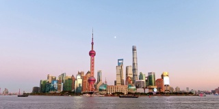 美丽的上海城市景观与蓝天背景在日落，4k镜头，时间流逝视频。