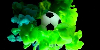 足球穿过绿烟。概念节约广告足球比赛。