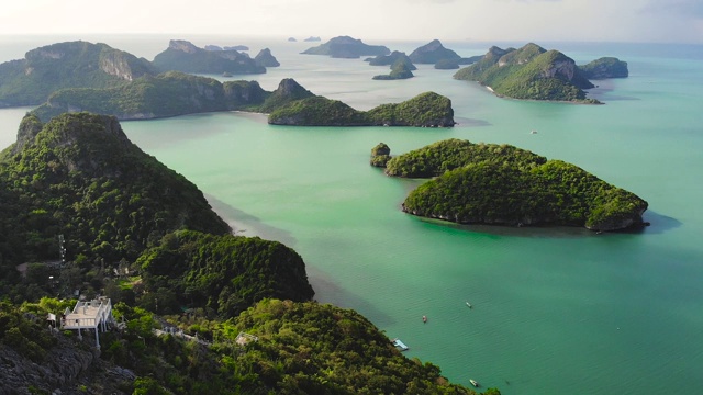 鸟瞰图鸟瞰图的海洋岛屿在昂通国家海洋公园附近的旅游天堂苏梅岛热带度假胜地。泰国湾的群岛。田园诗般的自然背景