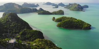 鸟瞰图鸟瞰图的海洋岛屿在昂通国家海洋公园附近的旅游天堂苏梅岛热带度假胜地。泰国湾的群岛。田园诗般的自然背景