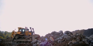 广角全景推土机移动石头和泥土