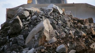 推土机在镜头上移动石头视频素材模板下载