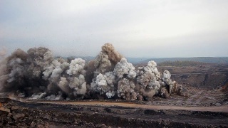 煤矿采石场岩石爆炸视频素材模板下载