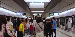 香港地铁站的人群。快动作