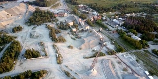旧砾石采矿厂与灰色的碎石堆和采石场