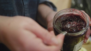 从罐子里舀树莓果酱视频素材模板下载