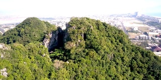 从宝塔上飞到山顶观景台，带人