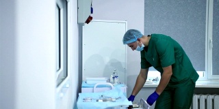 一位年轻的麻醉师正在为手术做准备。