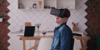 成年人在轮椅上使用虚拟现实头盔和有
