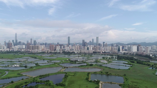 在香港和中国深圳之间的乡村绿地和鱼塘