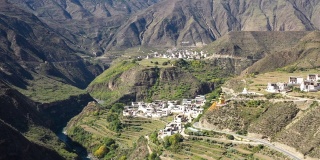 鸟瞰图上的村庄喜马拉雅山在中国云南