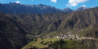 鸟瞰图上的村庄喜马拉雅山在中国云南