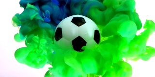 美丽的蓝绿色背景上的足球