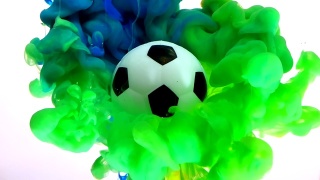 美丽的蓝绿色背景上的足球视频素材模板下载