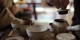 传统泡茶——将红茶倒入杯中