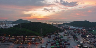 集装箱船在进出口和商业物流，海运货物到港，国际运输，商业物流概念和炼油厂在日落时间-Zoomout