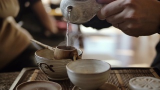 传统泡茶——将红茶倒入杯中视频素材模板下载