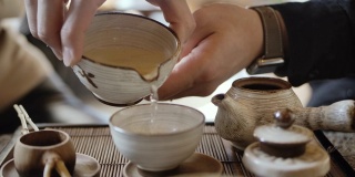 传统泡茶——将红茶倒入杯中
