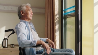坐在窗边轮椅上的亚裔老人视频素材模板下载