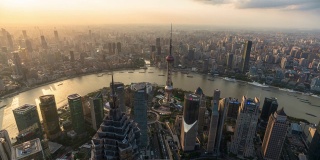 4K时间推移:空中全景日落上海陆家嘴地区摩天大楼，外滩和黄浦江在上海，中国。