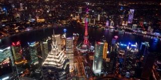 4k时间推移:航拍上海陆家嘴地区和外滩全景，摩天大楼灯光秀在晚上，中国。
