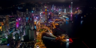 无人机在香港夜间的超延时或时间延时。由4K分辨率无人机拍摄的香港中央区，香港维多利亚港
