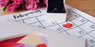 情人节的装饰玫瑰，戒指在礼盒，创意卡片和日历