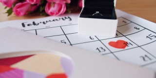 美丽的情人节庆祝鲜花，戒指，卡片和日历