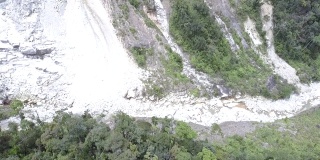 山体滑坡后，峡谷高坡被岩石覆盖