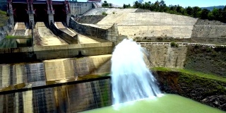 巨大的水坝和水流流在绿色的河流
