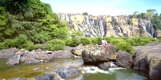 远处风景中，男人女人坐在岩石上