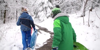 孩子们在冬天玩雪橇回来
