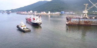 放大货轮和拖船在码头漂流的画面
