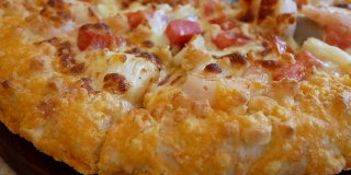 热披萨与融化的奶酪美味可口的快餐意大利传统的木板桌子经典。