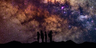 人们仰望星空和银河的剪影