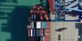 鸟瞰图。集装箱船在深海港口装卸