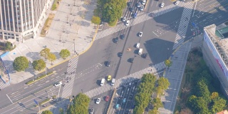 高角度拍摄浦东陆家嘴的交通，汽车，公共汽车和行人过人行横道，4k视频，定时或快动视频。