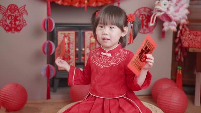 蹒跚学步的小女孩穿着传统服装庆祝中国新年