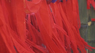 中国陕西，庙里，红丝带系在木棒上。视频素材模板下载