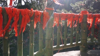 中国陕西，庙里，红丝带系在木棒上。视频素材模板下载