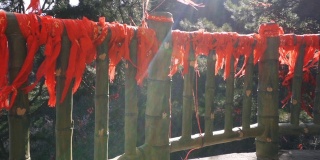 中国陕西，庙里，红丝带系在木棒上。