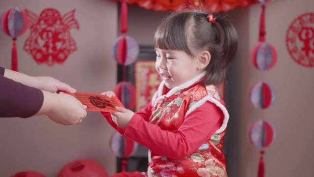 蹒跚学步的小女孩穿着传统服装庆祝中国新年