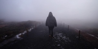 在冰岛的浓雾中行走