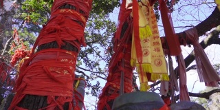 中国陕西，庙里，红丝带系在木棒上。