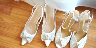 白色的婚礼鞋在木地板上。