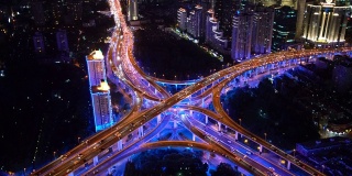 WS HA照亮夜间高架道路和繁忙的交通/上海，中国