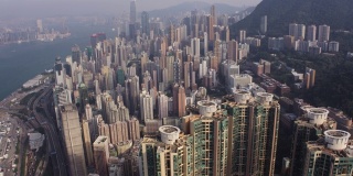 香港航拍v175从公寓大楼上空飞过，俯瞰城市风光