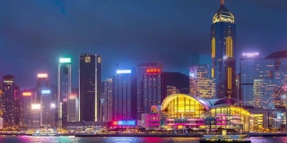 落日余晖后，九龙湾的天际线、高楼大厦和著名地标，以及亚洲中国港城的船只运输