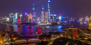 航拍上海城市天际线和摩天大楼，上海现代城市的夜晚在中国黄浦江上，航拍超视距4K。